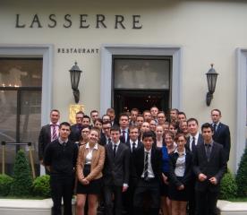 Chez Lasserre, les jeunes et leurs professeurs ont rencontré Antoine Pétrus (à dte).