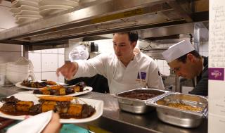 Au passe, Sylvain Crépet pour l'envoi des 180 couverts de la soirée. Le Caffe Mazzo emploie 14...