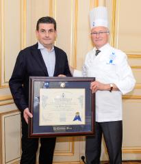 William Ledeuil a reçu son diplôme d'honneur des mains de Patrick Terrien.