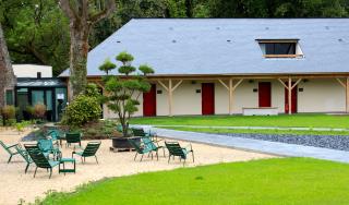 La partie moderne du complexe hôtelier de Juigné-sur-Loire (49) a été conçue en forme de cloître....