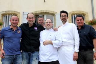 Julien et Laurent Bréchet (à gauche et à droite) entourent Philippe Zemour, Edouard Loubet, Julien...