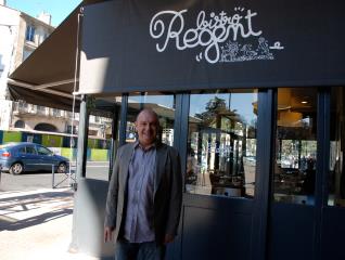 Marc Vanhove, devant le Bistro Regent du cours Clémenceaux,  l'un de ses 3 établissements ouvert à...