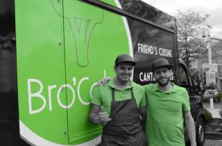 Grâce au succès de leur food-truck Bro'Colis, David Legeay (à gauche) et Patrick Vergez (à droite)...