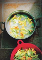 Fleurs de courgettes farcies en beignets, recette harmonisée du livre 'Vietnam exquis Une cuisine...