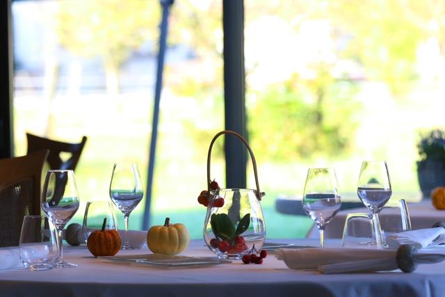 La salle du restaurant de La Merise s'ouvre sur la nature environnante.