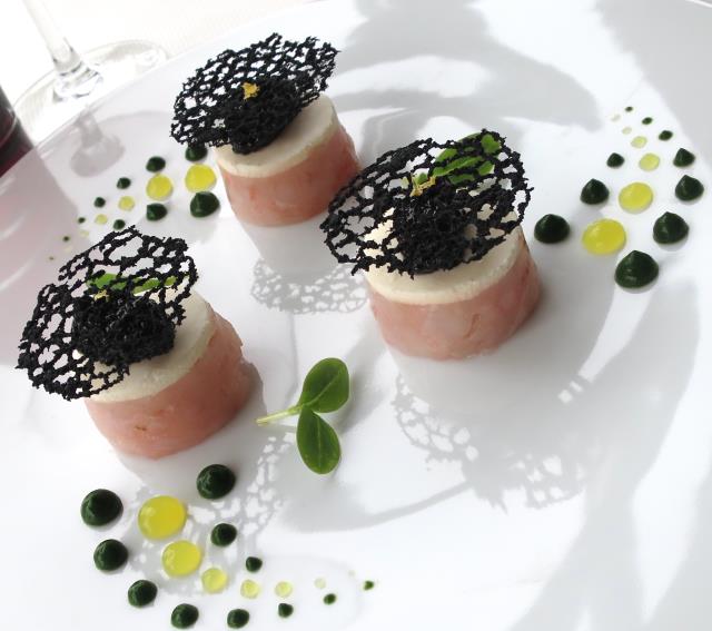 Tartare de daurade royale et huitre Crème double et caviar Petrossian