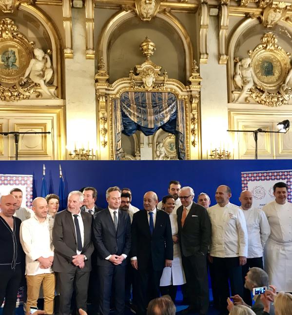 Jean-Baptiste Lemoyne, Secrétaire d'État, Jean-Yves Le Drian, ministre de l'Europe et des Affaires étrangères, Alain Ducasse et des chefs mobilisés pour l'opération de promotion de la gastronomie française.