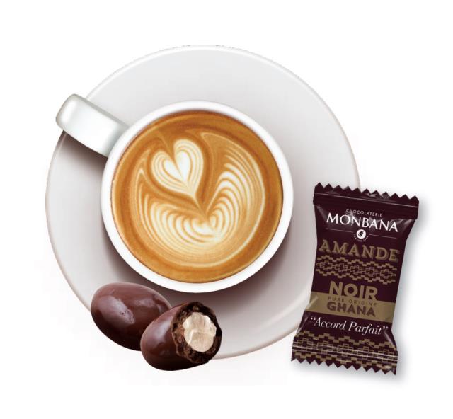 L'amande chocolatée & cappuccino : une amande de Californie torréfiée, enrobée de chocolat noir origine Ghana, qui se croque avec gourmandise sur un cappuccino.