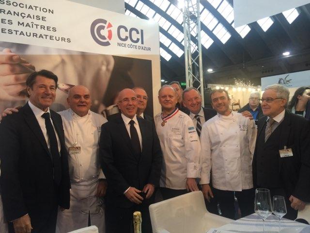 De g à d au premier plan lors de l'inauguration du salon : Christian Estrosi, maire de Nice, Théo Mansi, le député Eric Ciotti, Joël Robuchon, président d'honneur d'Agecotel,