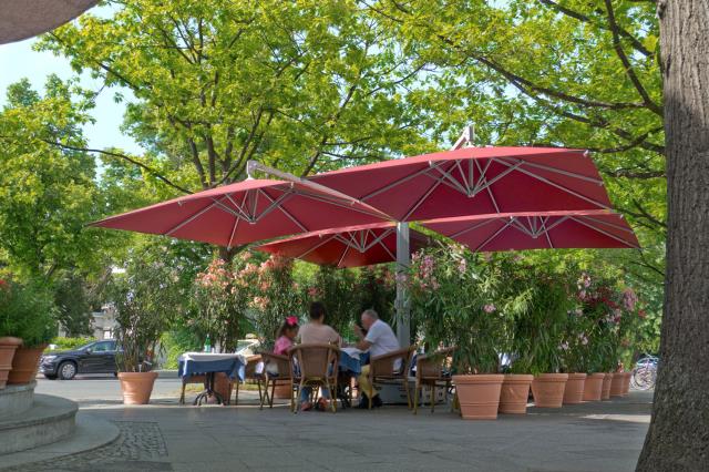 Le parasol Amalfi avec le mât Quadro.