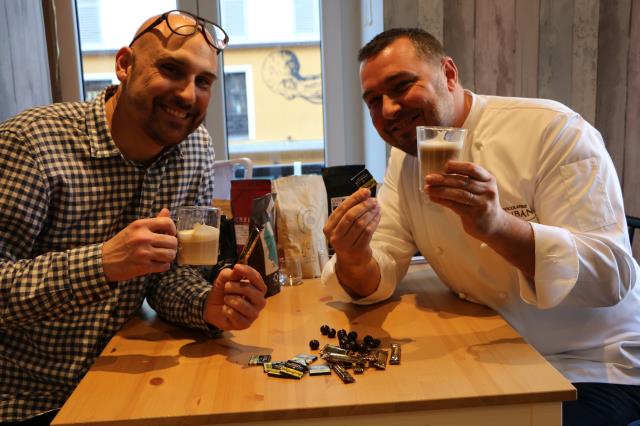 Ruben Grande, barista (à gauche), et Nicolas Crépon, maître chocolatier.