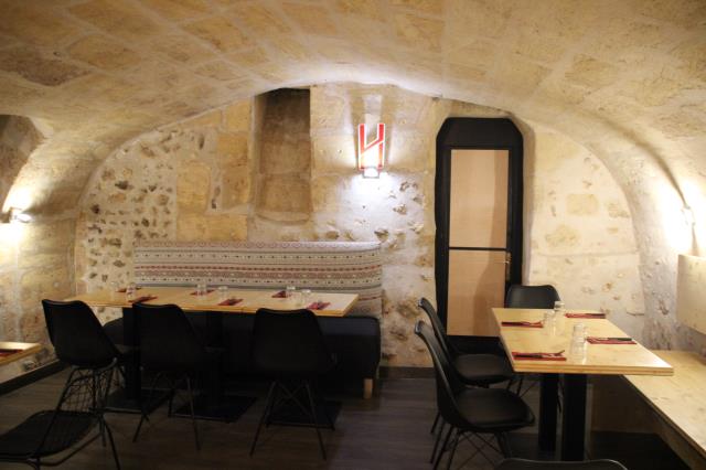 La salle du restaurant au sous-sol. Le H sur le mur est un clin d'oeil à l'ancien nom de l'établissement.