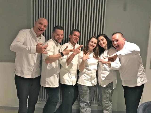 La délégation québécoise : les 4 étudiants de l'Ecole hôtelière de la Capitale, Janick Soucy,Guilherme Regelin, Camille Martin,  Christophe Hamel, passeront trois semaines dans des cuisines de 2 et 3 étoiles Michelin de Gironde