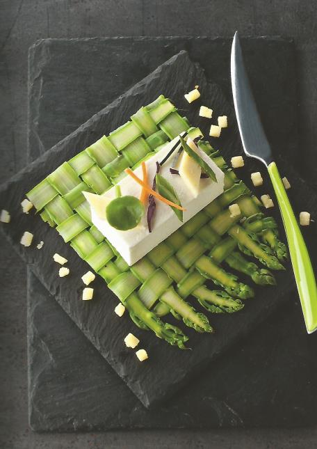 Bavarois au cantal jeune, canevas d'asperges et saladine croquante