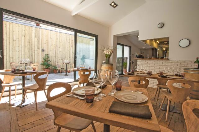 Une salle lumineuse de 30 couverts ouverte sur une terrasse