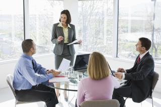 Pendant la réunion, il faut inciter les salariés à intervenir et encourager éventuellement des...
