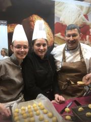 Joséphine Canivet et Julie Milliot avec Christophe Deschamps qui présente le gaufres d'une recette...