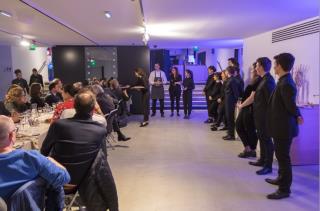 Les invités ont reçu à la fin de leur dîner un objet éditorial conçu par les étudiants rassemblant...