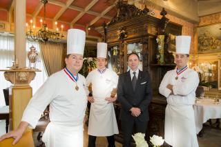 Vincent Le Roux (au centre) en compagnie des chefs Christophe Muller, Gilles Reinhardt et Olivier...