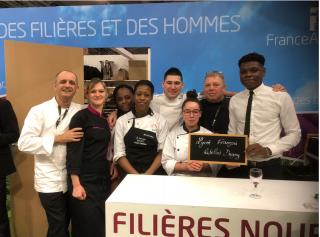 Une partie de l'équipe du lycée Rabelais de Dugny au salon de l'Agriculture