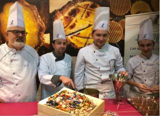 La digne équipe représentante du lycée d'Orchies devant une farandole de confiserie