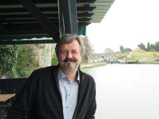 Alain de Vielder sur sa terrasse, au dessus de l'écluse qui donne son nom au restaurant