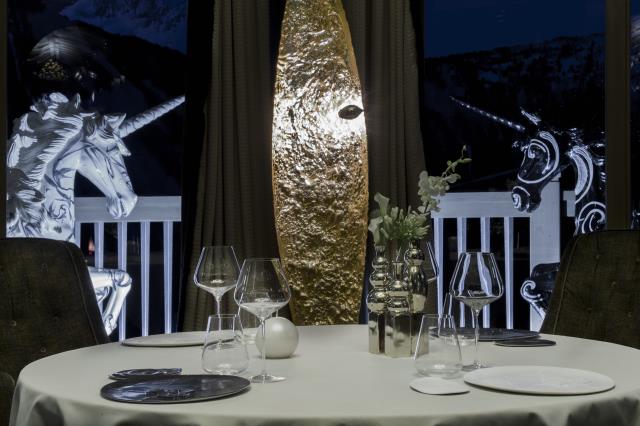 Une salle au décor raffiné en pleine montagne