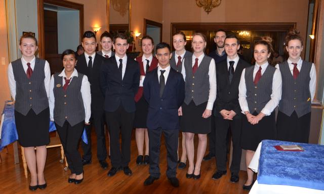 les élèves en salle avec Pierre Hervé Maître d'hôtel à l'auberge des Glaziks