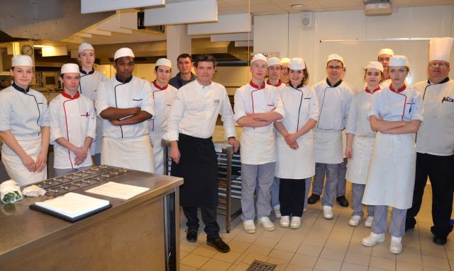 Les futurs cuisiniers avec au centre le chef étoilé yvon Morvan