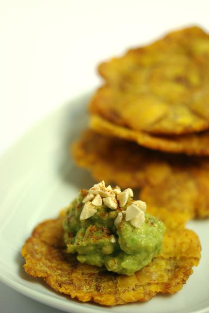 Patacones, chips de bananes plantain et guacamole