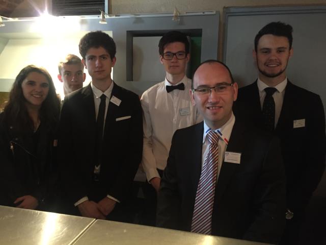 pendant le forum Stéphane Ginouves, « Meilleur Ouvrier de France Barman 'au Fouquet's Paris lors de démonstration de cocktails devant des étudiants