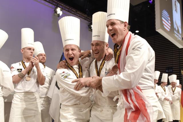 De gauche à droite : Philipp Tessier, coach, Mathew Peters, candidat américain et le chef 3 étoiles Thomas Keller.