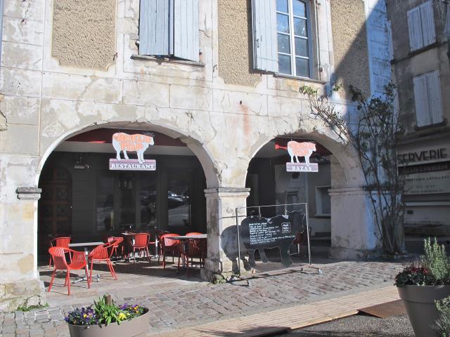 Sur la place de la cathédrale de Bazas, Le Boeuf Pop, 45 couverts en terrasse , autant à l'intérieur