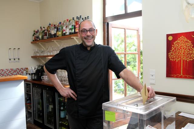 Au moment de voter, Benoît Vanoverbeke n'a que quelques mètres à faire pour passer de la cuisine au bar de son auberge.