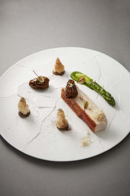 David Bizet, L'Orangerie : Lebey de la meilleure viande ou volaille - Poulette du perche, girolles, navet kabu, citronnelle et chartreuse verte.