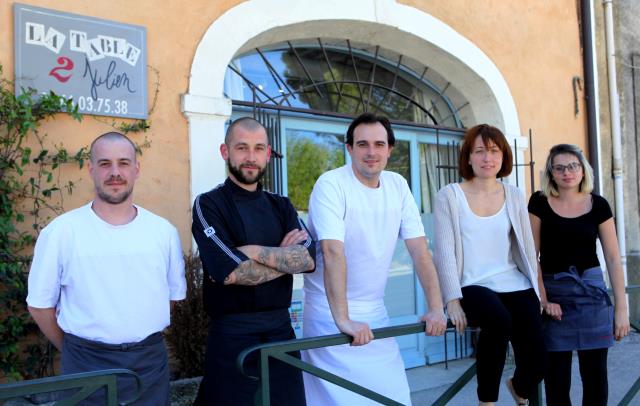 Après le service du déjeuner, Julien Lavandet (au centre) se prépare à changer de décor accompagné par Jennifer (à sa gauche).