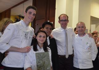 De gauche à droite, l'équipe gagnante de Dardilly, Antoine Debonnaire, 1er année BTS (cuisine),...