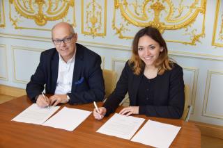 Laurent Lutse et Morgane Renault, lors de la signature, rue d'Anjou, à Paris, de la convention de...