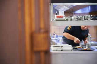 les clients passent devant la cuisine ouverte avant de s'installer.