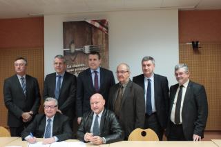 L'accord à été signé entre Jean-Paul Besson président de la FDCRML et Daniel Gorrindo proviseur du...