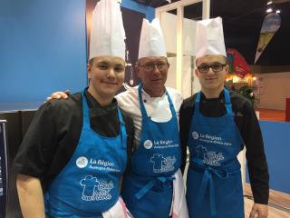 Michel Martinet et les deux BP Cuisine de la MFR de Balan sur les stand Chefs en herbe