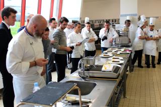 Philippe Etchebest dans les cuisines du lycée Stanislas, à Nancy.