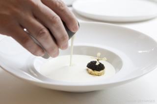 Velouté d'asperge blanche, oeufs de truite, recette de Toshitaka Omiya, restaurant Alliance (Paris...