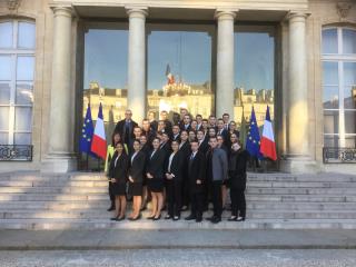 Ils repartir par le vestibule d'honneur ou tant de chefs d'états étrangers ont été reçus, et où...