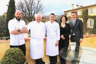 Jacques Chibois et une partie de son équipe (de g. à dr.) : Stéphane Mangin, chef pâtissier,...