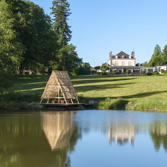 Le Relais & Châteaux La Chapelle Saint-Martin compte 14 chambres, entre 25 et 50 m², et mise sur son parc de 35 hectares. 