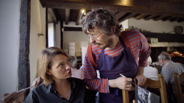 La journaliste Emmanuelle Jary avec le restaurateur Erwan Botrel