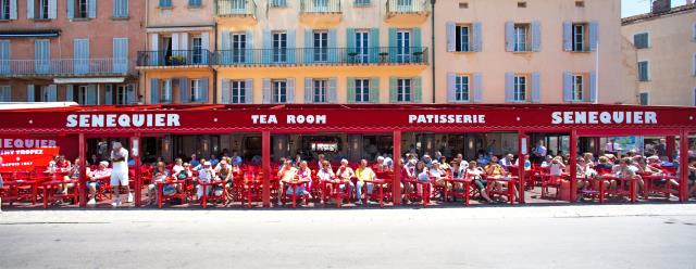 Le Café Sénéquier a rouvert ses portes le 25 août avec un protocole sanitaire stricte et une terrasse agrandie.