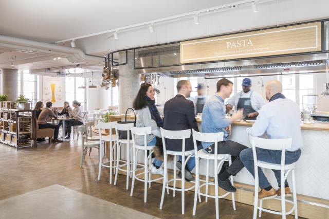 Les cuisnes ouvertes - comme ici, l'une de celles d'Eataly Paris Marais - vont devoir être irréprochables, côté hygiène, en sortie de crise sanitaire liée au Coronavirus.