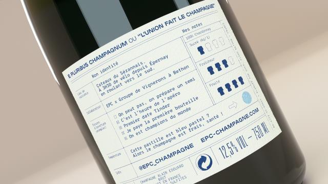 Chaque étiquette présente un prétexte de consommation et une pastille thermosensible qui indique quand la température est bonne pour déguster le champagne. Une façon ludique de plaire aux clients.